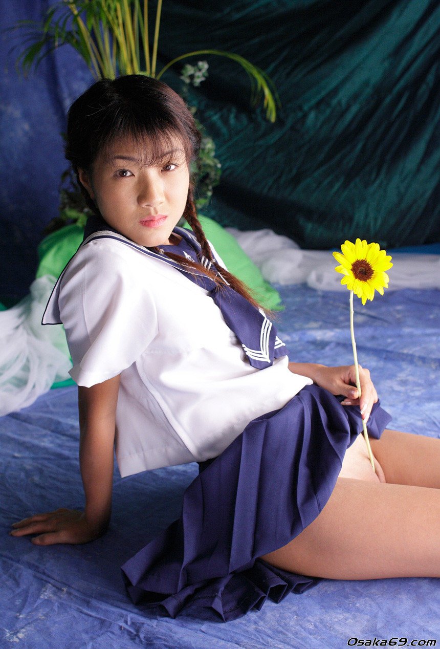 峰島今日子  無修正 Japanese Schoolgirl Kyoko Mineshima (峰島今日子) strips uniform and spreads  Shaved Pussy.