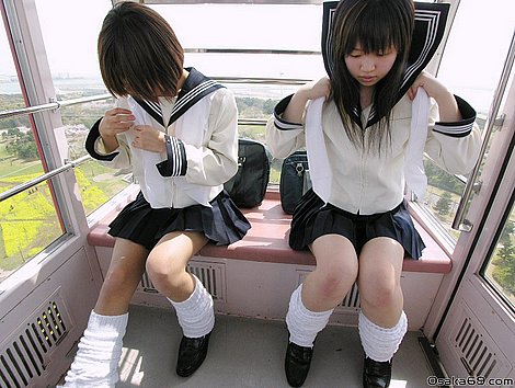 Japanese Schoolgirls Nude in Public 女子高生かわいい