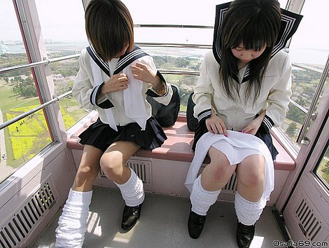 Japanese Schoolgirls Nude in Public 女子高生かわいい