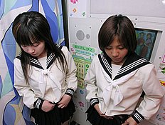 Japanese Schoolgirls Nude in Public 女子高生かわいい